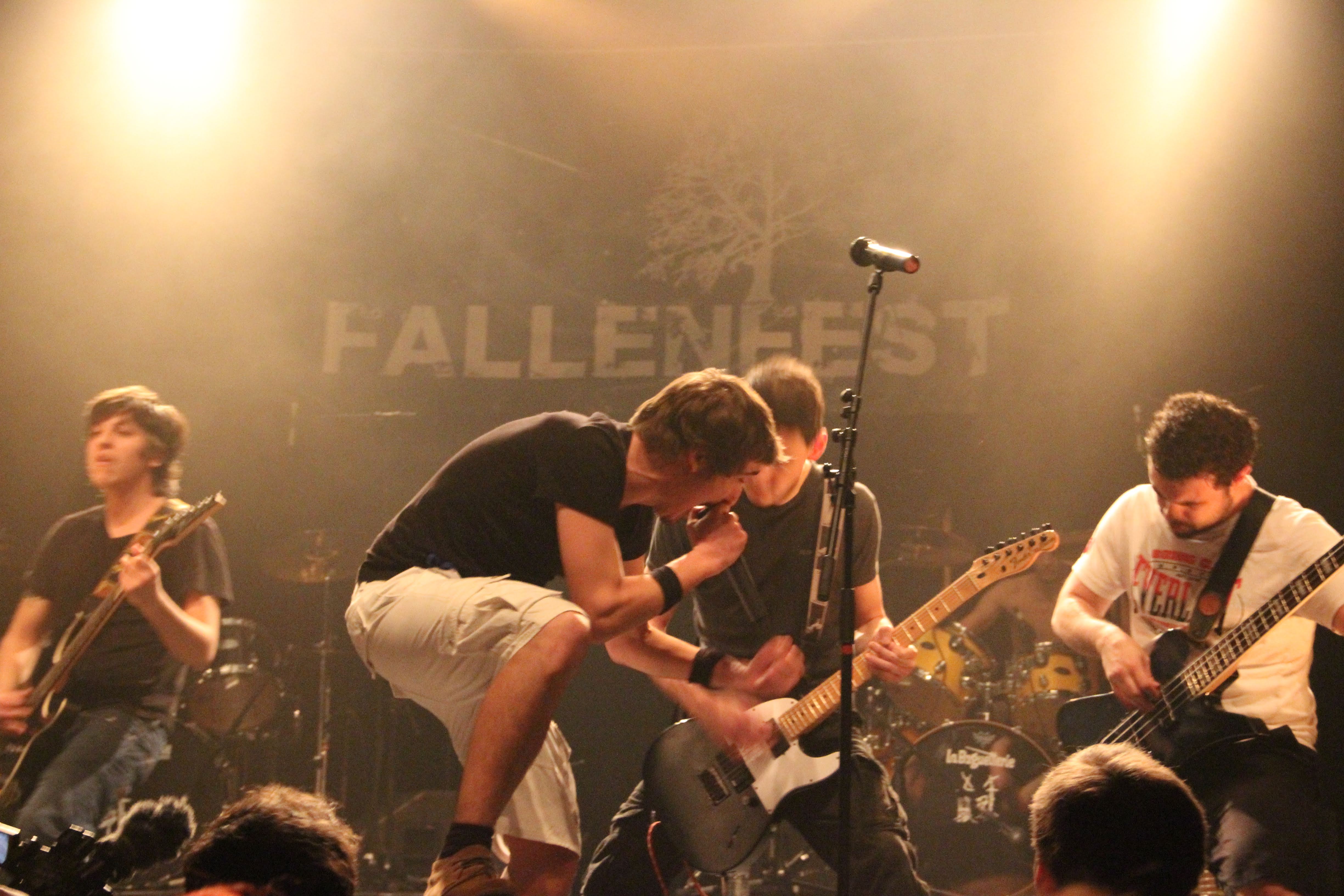 Sound Of Memories en live sous des lumières rouges